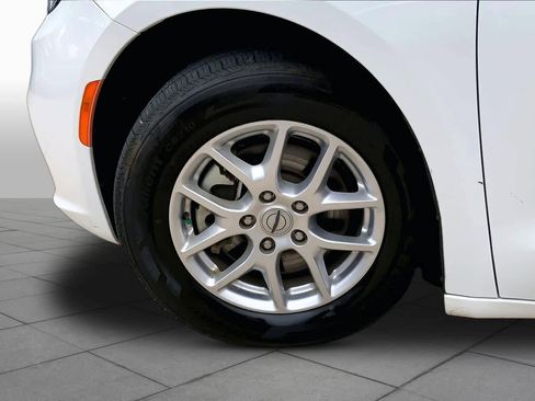 Used 2023 Chrysler Pacifica Touring-L image 11