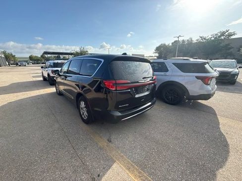 Used 2024 Chrysler Pacifica Touring-L FWD image 3