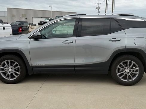 Used 2023 GMC Terrain SLT AWD/4WD image 2