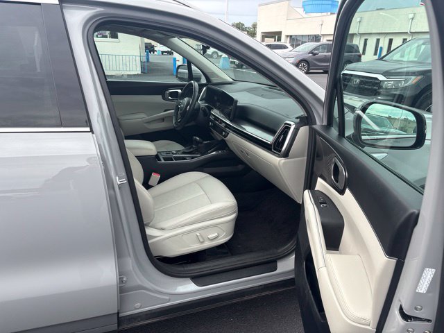 Used 2025 Kia Sorento EX w/ Panoramic Sunroof Package FWD image 11