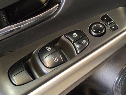 Used 2019 Nissan Kicks SR w/ SR Premium Package FWD image 27