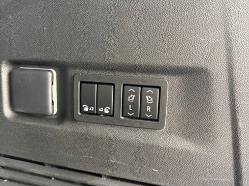 Used 2022 Chevrolet Suburban High Country image 25