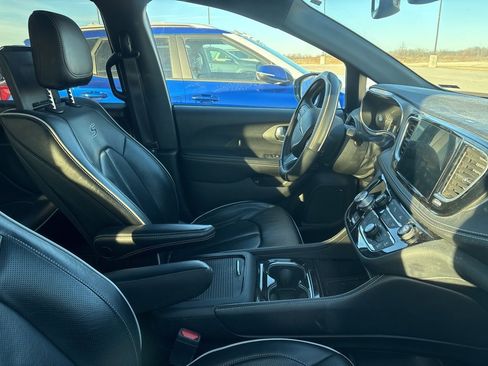 Used 2022 Chrysler Pacifica Limited w/ Uconnect Theater Family Group image 23