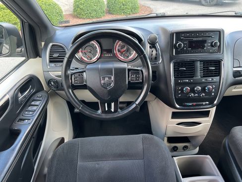 Used 2017 Dodge Grand Caravan SE image 2