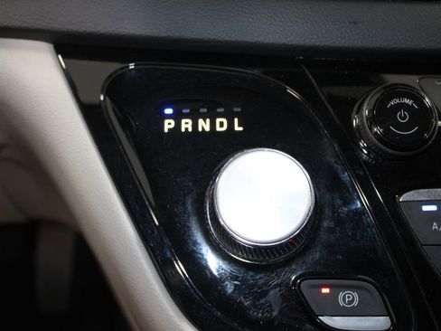 Used 2023 Chrysler Pacifica Touring-L FWD image 44
