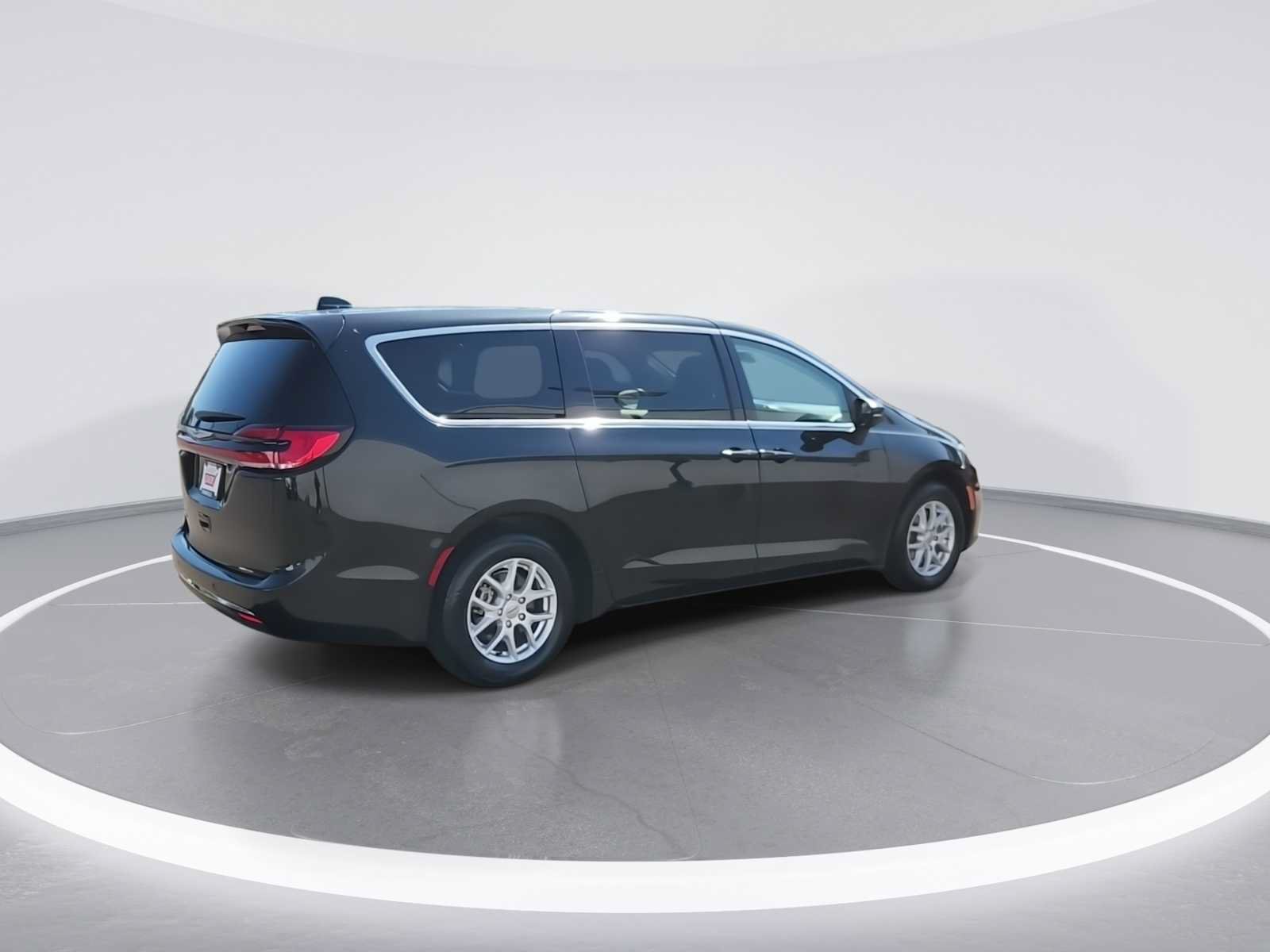 Used 2023 Chrysler Pacifica Touring-L FWD image 8
