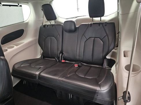 Used 2020 Chrysler Pacifica Touring-L image 22
