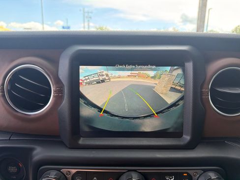 Used 2022 Jeep Wrangler Unlimited Rubicon w/ Cold Weather Group AWD/4WD image 18