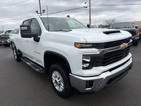 Used 2025 Chevrolet Silverado 2500 LT w/ Convenience Package AWD/4WD image 3