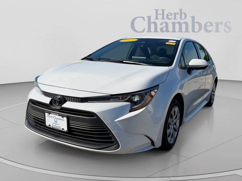 Used 2023 Toyota Corolla LE w/ Carpet Mat Package (TMS) FWD image 4