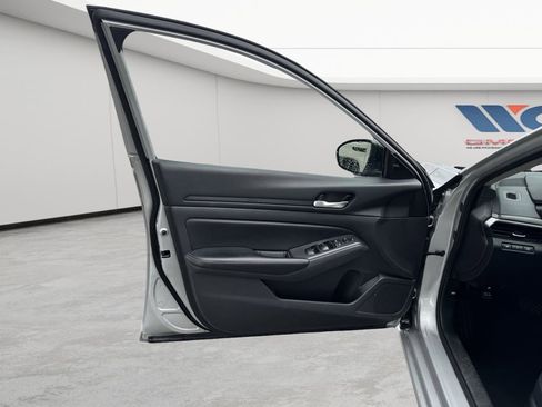 Used 2024 Nissan Altima 2.5 SV FWD image 9