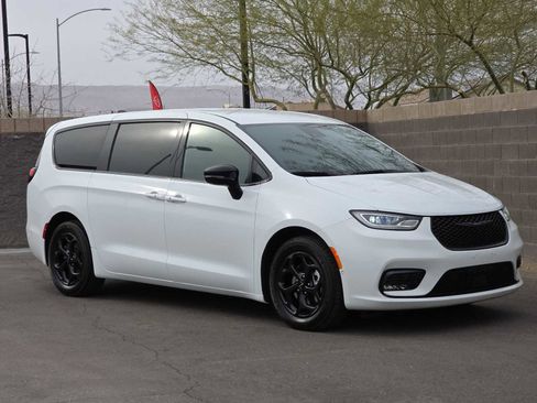 Used 2024 Chrysler Pacifica Limited image 3