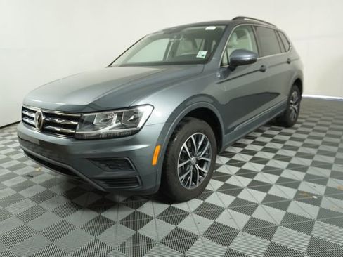 Used 2020 Volkswagen Tiguan SE w/ Panoramic Sunroof Package FWD image 3