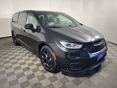 Used 2022 Chrysler Pacifica Limited w/ Uconnect Theater Family Group