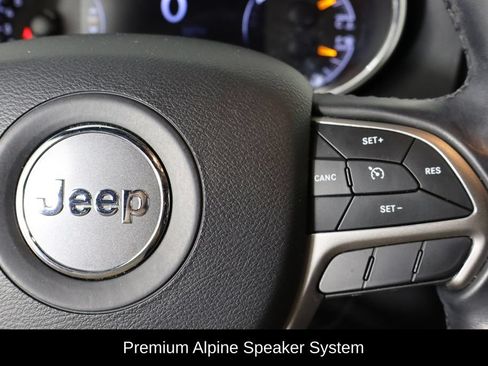 Used 2020 Jeep Grand Cherokee Laredo w/ Laredo X Package RWD image 10