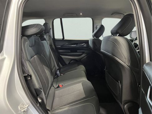 Used 2024 Jeep Grand Cherokee Laredo image 16