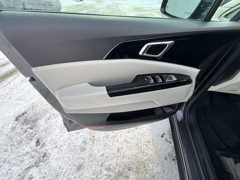 Used 2024 Kia Carnival EX image 6