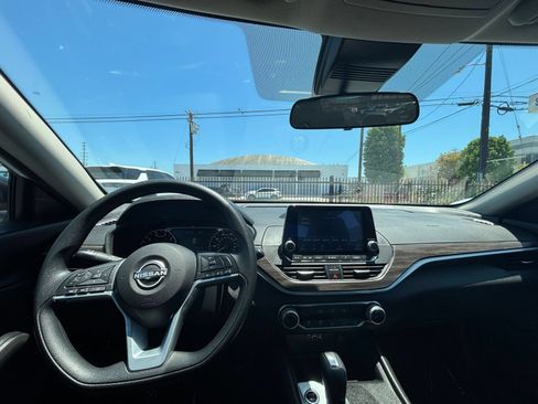 Used 2025 Nissan Altima 2.5 SV FWD image 29