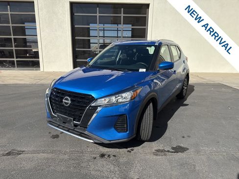 Used 2022 Nissan Kicks SV image 3