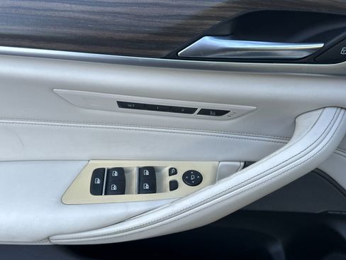 Used 2019 BMW 530e image 11