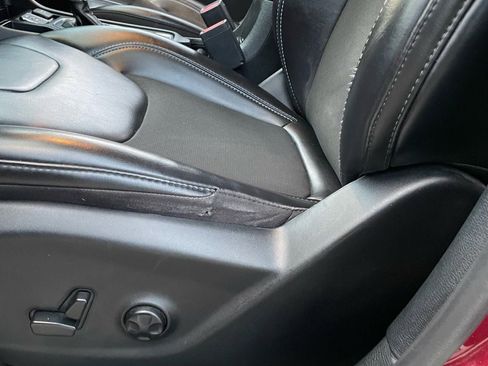 Used 2019 Jeep Cherokee Latitude Plus w/ Comfort/Convenience Group image 22