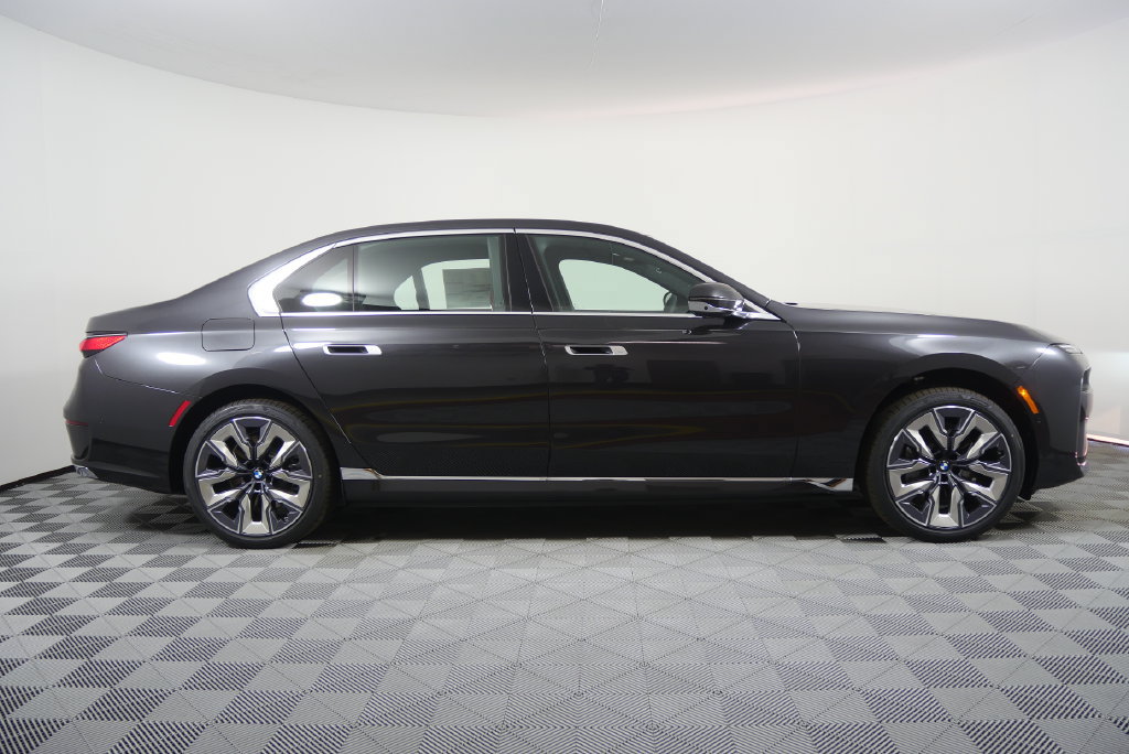 Used 2026 BMW i7 eDrive50 w/ Premium Package RWD image 6