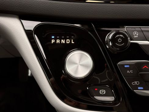 Used 2023 Chrysler Pacifica Touring-L FWD image 45