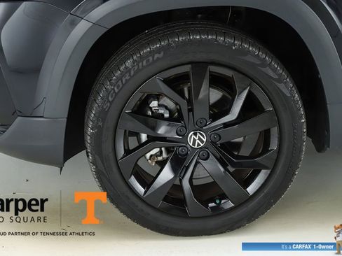 Used 2023 Volkswagen Taos SE w/ Panoramic Sunroof Package FWD image 5