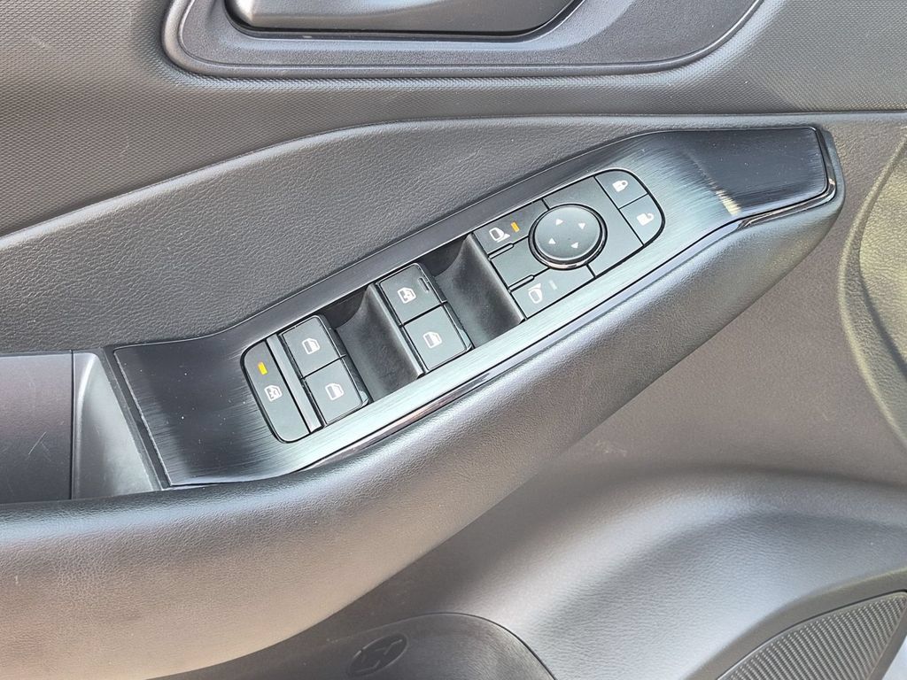 Used 2024 Nissan Rogue S AWD/4WD image 13