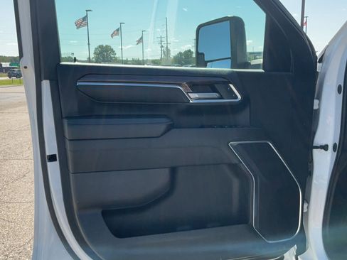 Used 2024 Chevrolet Silverado 2500 LT AWD/4WD image 8