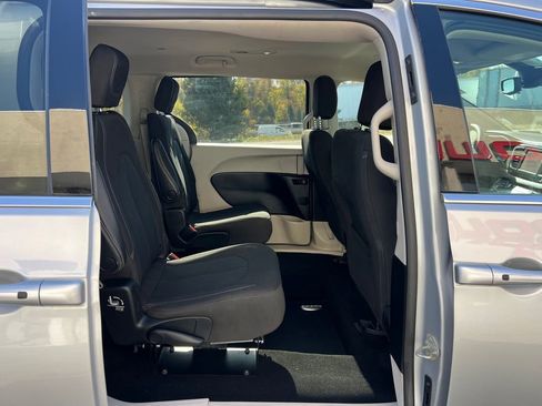 Used 2023 Chrysler Voyager LX image 33