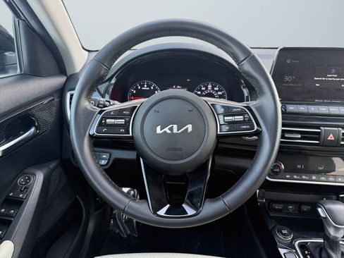 Used 2022 Kia Seltos EX image 12