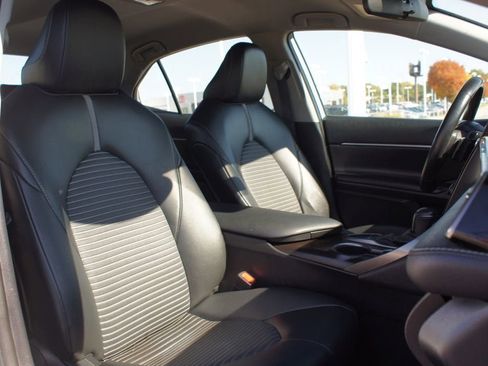 Used 2023 Toyota Camry SE image 19