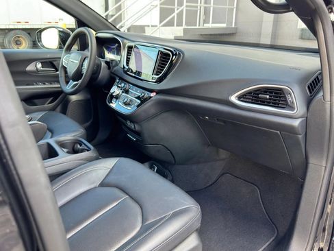 Used 2025 Chrysler Pacifica Select FWD image 13