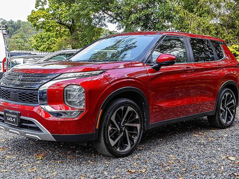 Used 2024 Mitsubishi Outlander AWD image 3