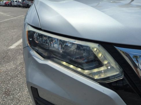 Used 2018 Nissan Rogue SV FWD image 17