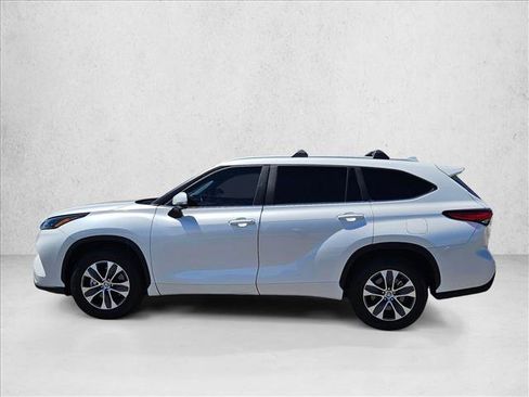 Used 2023 Toyota Highlander XLE FWD image 9