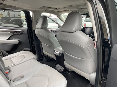 Used 2021 Toyota Highlander Limited image 19