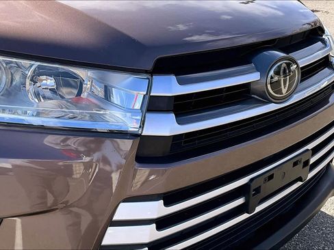 Used 2017 Toyota Highlander XLE image 29