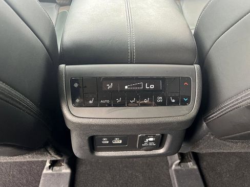 Certified 2024 Nissan Pathfinder Platinum w/ Black Appearance Package image 18