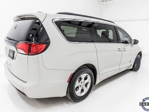 Used 2017 Chrysler Pacifica Touring-L image 7