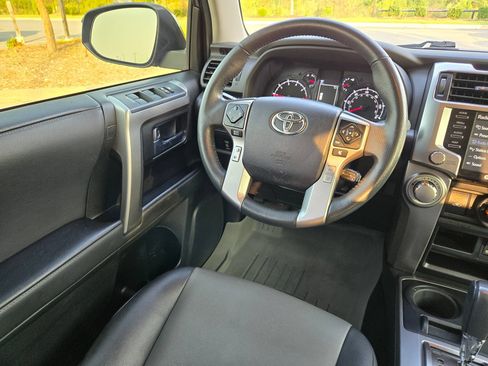 Used 2020 Toyota 4Runner SR5 Premium w/ Moonroof Package RWD image 9