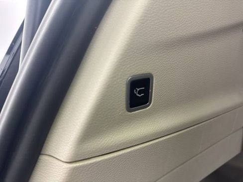 Used 2024 Chrysler Pacifica Touring-L image 45