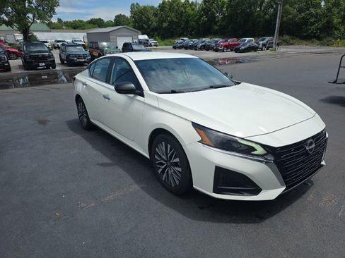 Used 2025 Nissan Altima 2.5 SV FWD image 4