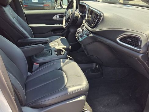 Used 2024 Chrysler Pacifica Limited FWD image 15