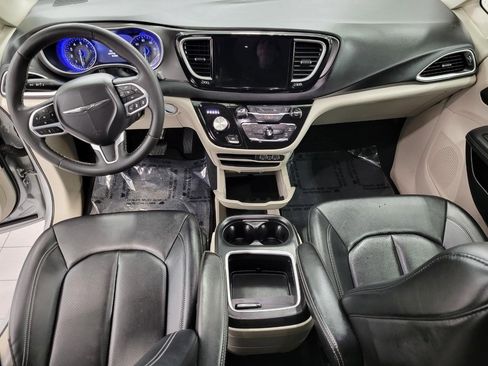 Used 2024 Chrysler Pacifica Touring-L image 6