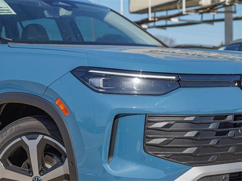 New 2025 Volkswagen Tiguan SE image 3