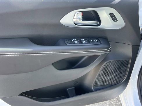 New 2026 Chrysler Pacifica Limited image 11