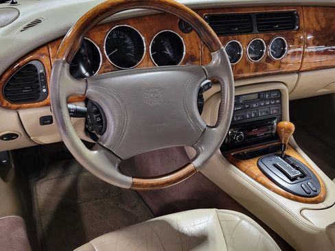 Used 2000 Jaguar XK8 Convertible RWD image 15
