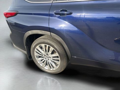 Used 2023 Toyota Highlander Platinum image 13